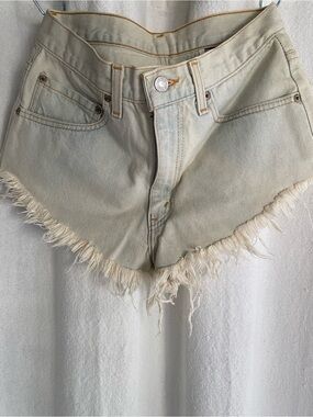Levi’s Denim Urban Renewal Cheeky Raw Hem Frayed Shorts Size 32 NWT